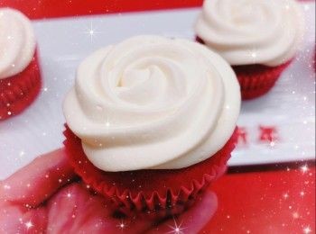 step8: <span class="group_2">奶油霜唧花裝飾（約120 g）</span>： 1. 將忌廉芝士和牛油（先放室溫軟化／用微波爐加熱至略為軟化）用電動打蛋器打至軟滑忌廉狀 2. 加入糖繼續打至順滑 2. 再逐少加入椰汁（每次加入椰汁後，必需打發至順滑，才可再加入椰汁；要留意椰汁必需預先放至常溫），充分打至均勻成奶油霜，加入唧袋，封口 3. 按個人喜好將裝飾用的奶油霜在蛋糕上打圈唧出花紋和放上適量的裝飾