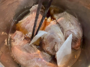 step6: 放入牛展、料酒、生抽、水、滷包和鹽。