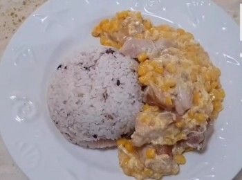 step6: 盛飯在大碟上，把煮好的粟米滑蛋<a href="https://bit.ly/2ZxapeY" target="_blank" data-keyword="雞扒" class="guide-link"><strong>雞扒</strong></a> <span style="display:inline-block;vertical-align:middle;margin-top:-3px;color:initial;border-radius:3px;padding:2px 3px;font-size:12px;line-height:14px;background:#87d300;color:#fff;">即買</span> 放飯旁即可。成大人小朋友也愛吃的美味港式碟頭飯。