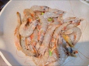 step4: 放入蝦和料酒