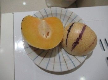 step1: 人參果肉薩鹽攪拌靜置至出水,倒掉水盛盤備用.