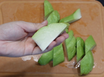 step3: 合掌瓜刷洗乾淨，去核切塊；甘筍和淮山洗乾淨，削皮，切塊