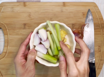 step3: 預備薑、葱、紅葱頭。