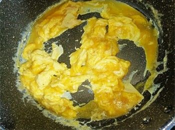 step4: 蛋液炒至凝固，盛起備用