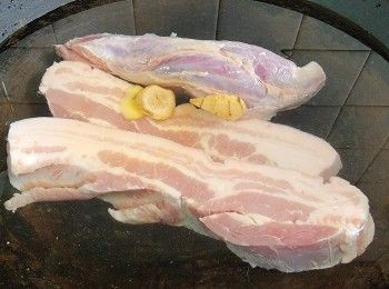 step12: 用薑片凍水放入出水,滾起計 10 分鐘後取出沖洗