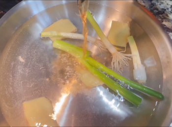 step1: 鍋中加入能蓋過豬頸肉的水，然後加入鹽、薑、蔥、白胡椒和料酒，然後開火滾起。