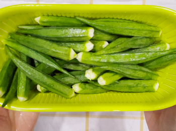 step3: 秋葵清洗乾淨，鯨乾水份