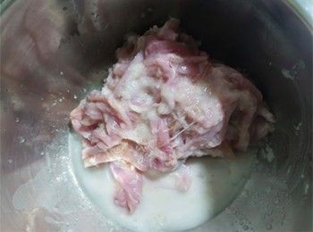 step3: 魚腸加入<span class="group_3">洗料</span>，搓洗乾淨