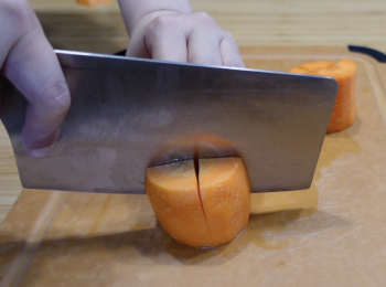 step2: 甘筍洗乾淨，去皮，切塊