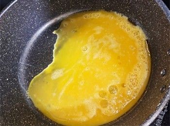step3: 少許油，加入蛋液