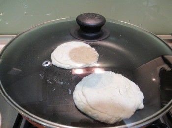 step4: 放入不沾平底鍋加蓋靜置30分鐘.