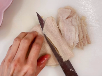 step5: 豬頸肉稍為放涼後，打斜切片。