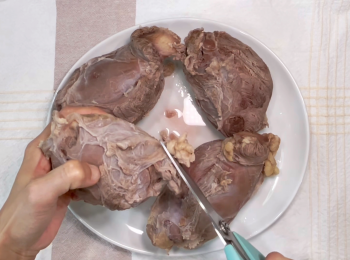 step2: 洗淨牛展後剪去肥膏。