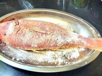 step11: 用廚紙將魚吸乾水份, 上少許生粉 .