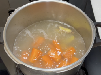 step3: 壓力鍋加油，加薑片，炒一炒，加蜆乾，炒一炒，加甘筍，大火加壓至第二條壓力線，轉小火煮5分鐘，解壓後開蓋，加杞子，再大火煲5分鐘；如果用一般鍋具，增加水量，大火煮沸後，轉小火後煮40分鐘
加杞子，再大火煲5分鐘即可
