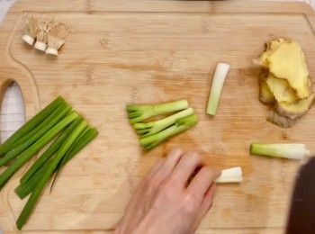 step2: 薑切片，拍散; 蔥切段，拍散葱白。
* 薑葱的多寡可按個人喜好增加