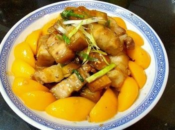 step10: 開始收汁再放入蜜桃兜炒 , 加少許麻油 , 蔥段 , 少許生粉水埋芡上碟 , 完成 .