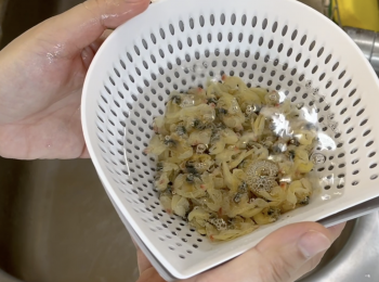 step1: 用水洗乾淨蜆乾，浸泡10分鐘，保留浸蜆乾的水；杞子洗乾淨備用
