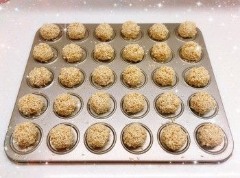 step5: 將笑口棗噴上少許水，然後沾滿白芝麻（輕輕搓至芝麻不易脫落）