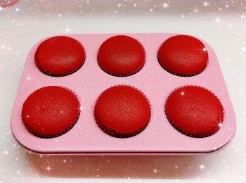 step5: 預熱10分鐘（160°），放中層／下層，先焗17-22分鐘，然後再焗2分鐘（230°；必需調高溫度至上色均勻，否則放涼後，蛋糕表面會濕黏；用手指輕輕按壓蛋糕中央，具有彈性，即可） 2. 完成後，先將蛋糕模在已墊枱布的桌面上（距離桌面大概10 cm）輕摔兩下（使熱氣散走，防回縮），放涼