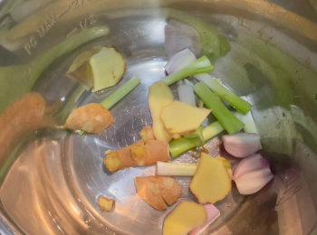 step4: 在Instant Pot爆香料頭、加入冰糖。