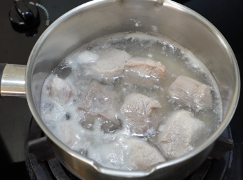 step1: 豬肉洗乾淨後，剪/切小塊，用室溫水汆水，再用水洗乾淨備用