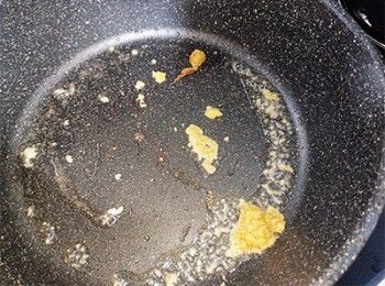 step5: 起油鑊，加入蒜蓉