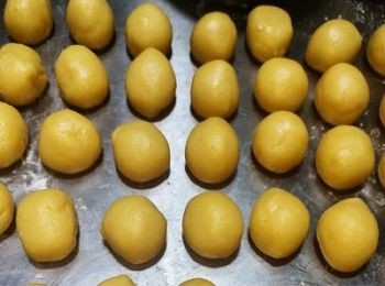 step4: 8g一個，滾成圓球