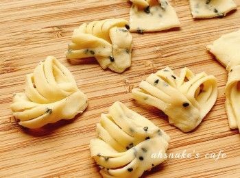 step3: 扇形蛋散-切成長方形麵條約2x5cm，對摺，切7刀，對角疊起壓實，另外兩角再對疊