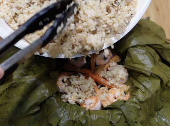 step4: 乾荷葉用水浸15分鐘，洗乾淨，用室溫水出汆水，將荷葉放在蒸盤上，荷葉面向上，先放鮑魚，蝦乾和蝦，加入炒飯，用荷葉包好