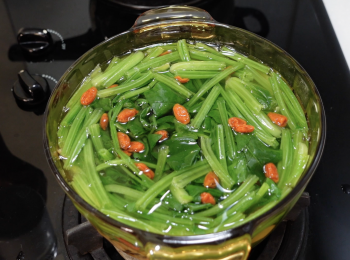 step4: 湯鍋加水和薑片，中火煮滾，加菠菜根部和新鮮淮山，中火煮5分鐘，加菠菜莖和豬肉片，煮至再滾起，加入杞子和菠菜葉，加鹽調味，最後加雞蛋，攪拌一下即可關火