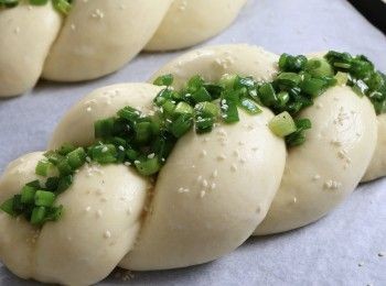 step1: 準備湯種:
加入麵粉和水，攪拌至不再有顆粒。
開中小火，不停攪拌麵糊，麵糊變稠後，轉為小火。
將湯種放入碗中，蓋上保鮮紙，放涼。

準備主麵團：
加入所有材料（牛油外），攪拌所有材料直至沒有乾粉。靜置15分鐘。
首先將麵團拍打及折疊5分鐘，待麵團變得不那麼黏後，再揉麵團5分鐘。