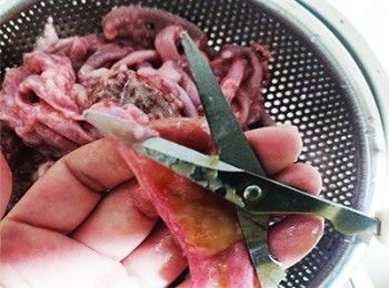 step2: 用較剪剪開魚腸