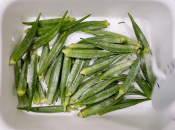 step1: 秋葵灑上鹽，用手輕輕搓洗