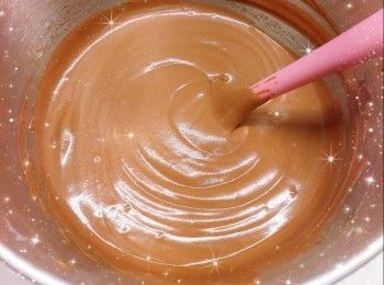 step15: 最後，慢慢唧入剩下的慕絲，再將已凝結的<span class="group_1">朱古力脆脆</span>放在慕絲中間部份，輕輕按壓使<span class="group_1">朱古力脆脆</span>和慕絲成同一水平的高度（作用將慕絲推向邊緣位置，固定<span class="group_1">朱古力脆脆</span>在蛋糕中心位置）