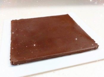 step8: <span class="group_2">黑朱古力醬</span>： 1. 將黑朱古力用熱水坐溶（亦可用微波爐加熱1.5分鐘成朱古力醬；朱古力加熱不可超過50°，否則會變質而失去光澤） 2. 鮮奶用微波爐加熱10秒至微暖，加入<span class="group_2">黑朱古力醬</span>，拌勻至黑朱古力滑身（呈令面） 3. 然後倒入蛋糕模具中（先舖上保鮮紙），放進冰格冷凍，備用