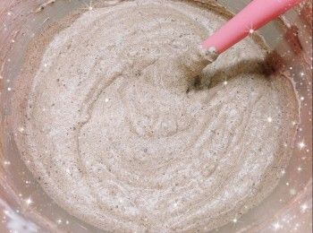 step9: 然後倒入已冷藏至凝固的<span class="group_2">朱古力脆皮外層</span>中，再將已凝結的<span class="group_1">朱古力脆脆</span>放在慕絲中間部份，輕輕按壓使<span class="group_1">朱古力脆脆</span>和慕絲成同一水平的高度（作用將慕絲推向邊緣位置，固定<span class="group_1">朱古力脆脆</span>在蛋糕中心位置）