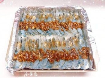 step3: 鮮蝦洗淨，先剪去頭部前端和蝦鬚，再剪去尾部末端和蝦腳，由中間剪開蝦背的殼，去掉蝦腸，再對半剪開