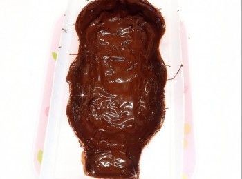 step8: 先加入1／3的牛奶芝士漿，拌勻，再將餘下的牛奶芝士漿加入，充分拌勻成牛奶芝士慕絲，放涼／放進雪櫃冷藏至稍微濃稠呈糊狀（如慕絲濃稠度已足夠，可省略此步驟） 2. 先將2／3的慕絲倒入已冷藏至凝固的<span class="group_2">朱古力脆皮外層</span>中（可加入唧袋，然後唧入脆皮外層中），再將已結凍的朱古力放在慕絲中間部份（流心餡與模具之間必需留位，不能太貼近模具邊緣，否則切開慕絲蛋糕時，流心餡會因太貼近蛋糕邊位而容易流出），輕輕按壓使朱古力和慕絲成同一水平的高度（作用將慕絲推向邊緣位置，固定流心餡在蛋糕中心位置）