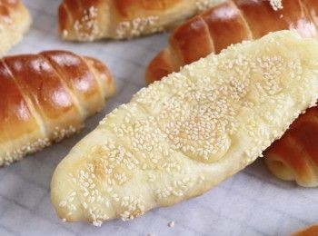 step3: 在室溫下進行最後發酵 40-50分鐘，以防止牛油融化。

掃一層蛋液，將烤箱預熱至250℃，將一個烤盤放在烤箱底部。
在麵包頂部撒上芝麻
將煮沸的熱水倒入托盤中以產生蒸汽
首先以250°C烘烤5分鐘，5分鐘後，調低溫度至210℃，再烤10分鐘。如需要，調轉托盤。
希望你喜歡這個食譜。 期待下次見！