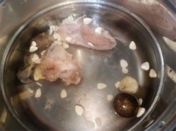 step3: 除西洋菜外，所有材料放入煲內