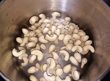 step6: 煲滾水加1茶匙鹽，加入腰果烚2分鐘
