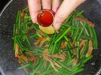 step13: 加紹興酒及麻油炒勻