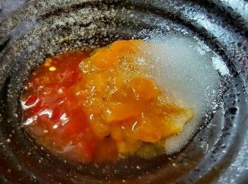 step9: 預備上枱醬汁 , 將泰式雞醬 , 蜜桃醬 , 白醋 , 糖攪拌至糖溶入便可以 .