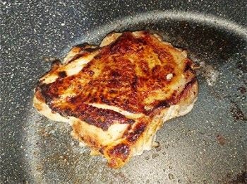 step4: 煎至雞皮香脆，轉反面