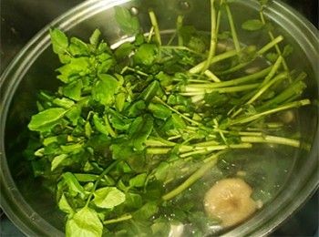 step4: 水滾加入西洋菜