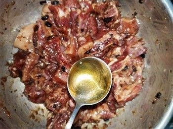 step7: 加入蒜油拌勻，醃30分鐘