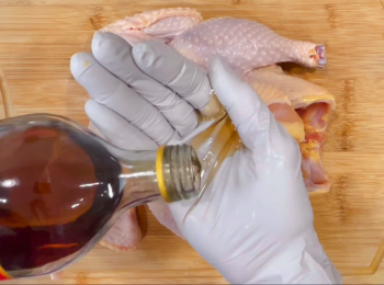 step3: 用料酒塗抹整隻雞。