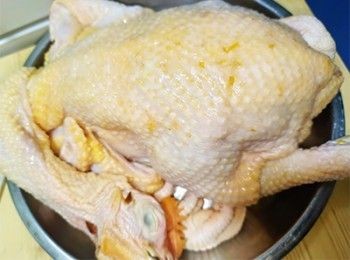 step1: 雞用鹽內外抹勻，醃2小時