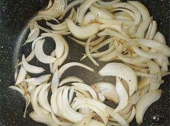 step6: 雞油加入洋蔥絲炒香